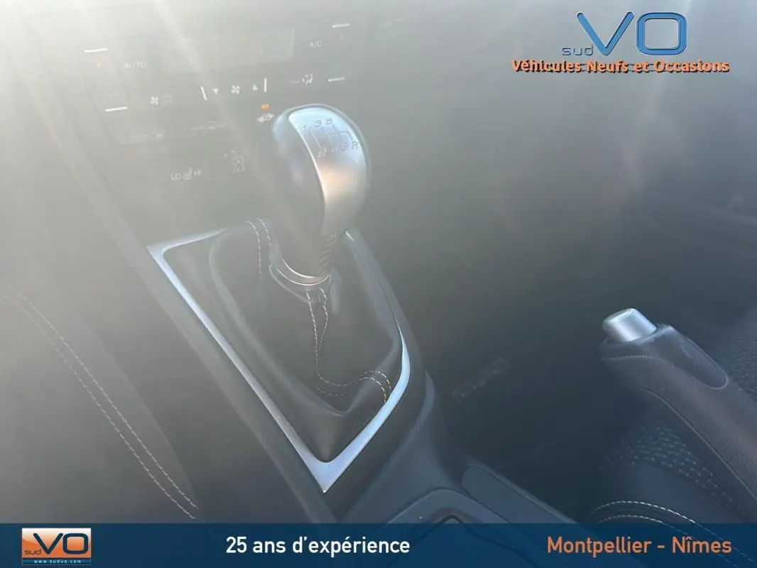 Le levier de vitesses manuel et frein à main de la Honda Civic gris 2015, vue rapprochée de l'intérieur côté conducteur.