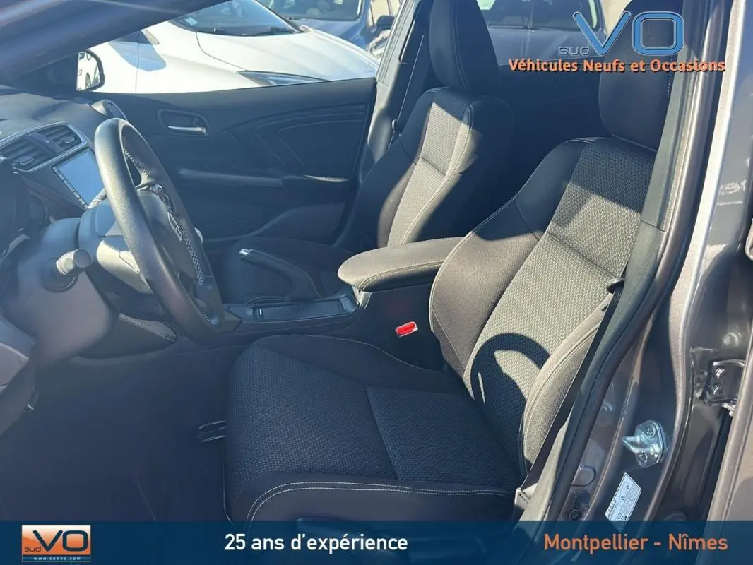 Vue intérieure côté conducteur d'une Honda Civic 2015 gris, sièges tissu noir et volant multifonction.