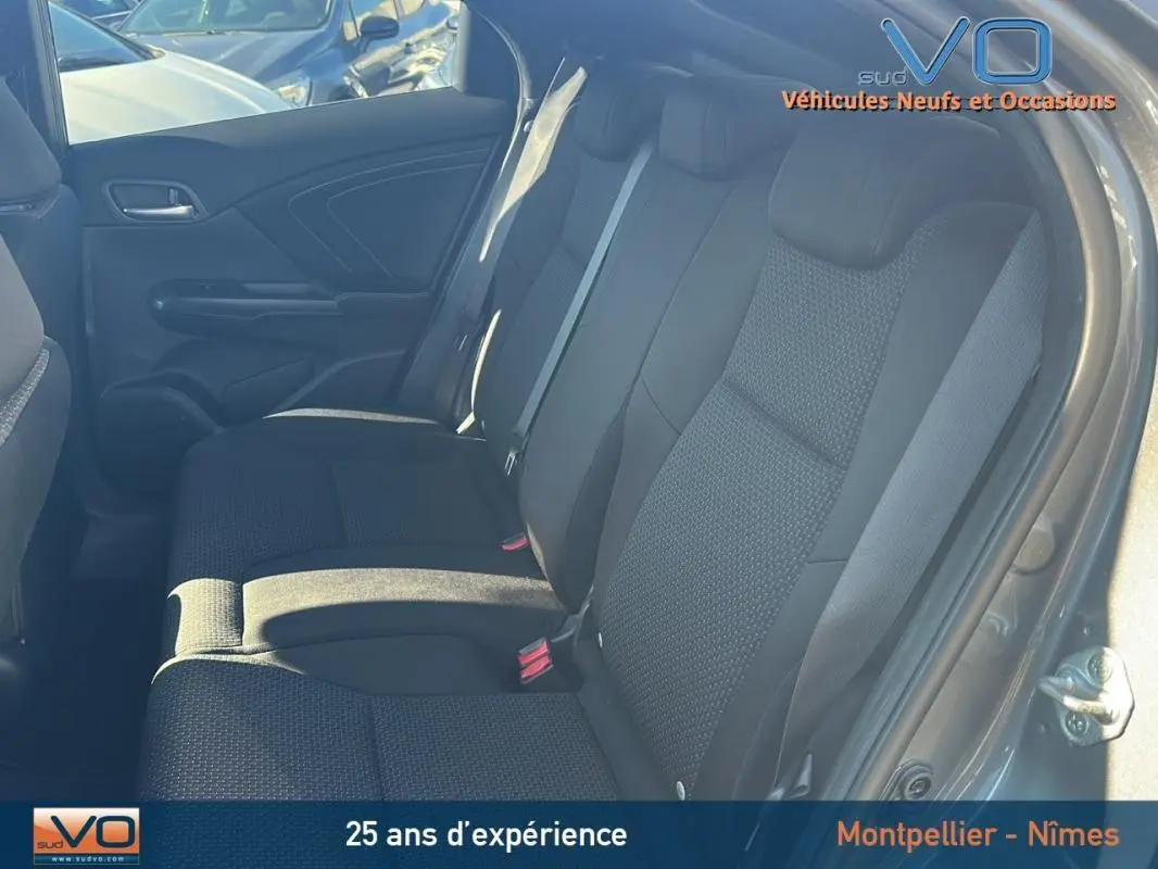 Vue intérieure sur les sièges arrière noirs d'une Honda Civic 1.6 i-DTEC 120 Elegance gris, avec porte ouverte côté droit.