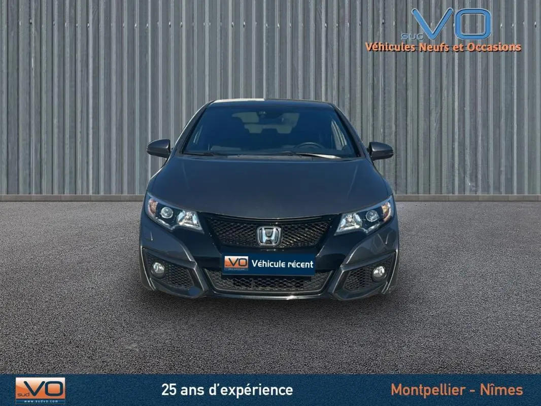 Vue frontale d'une Honda Civic 1.6 i-DTEC 120 Elegance gris avec phares halogènes et calandre noire.
