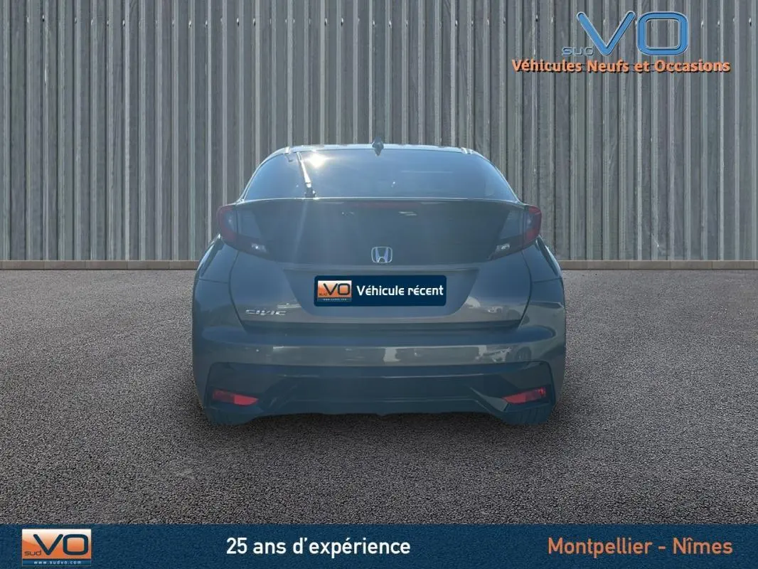 Vue arrière d'une Honda Civic 1.6 i-DTEC gris 2015 avec vitres surteintées et feux arrière caractéristiques.