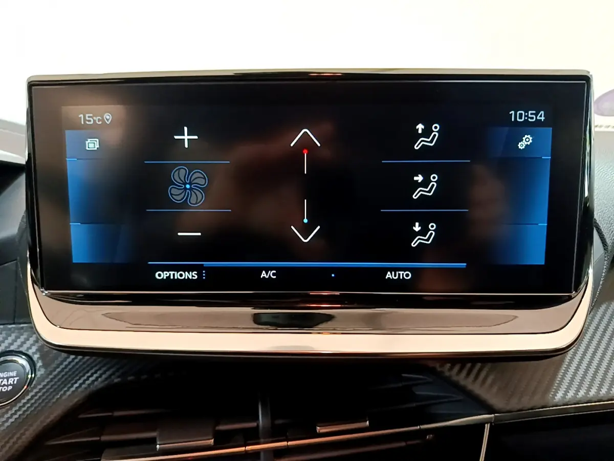 Écran tactile central affichant les réglages de climatisation dans le tableau de bord d'une Peugeot 208 gris foncé 2022.
