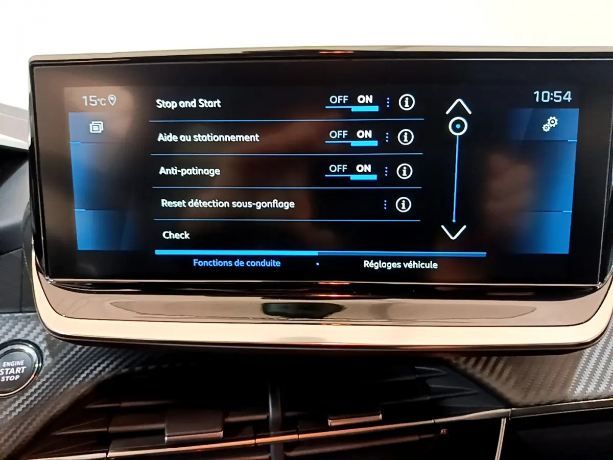 Écran tactile central affichant les réglages de conduite dans l'habitacle d'une Peugeot 208 gris foncé.