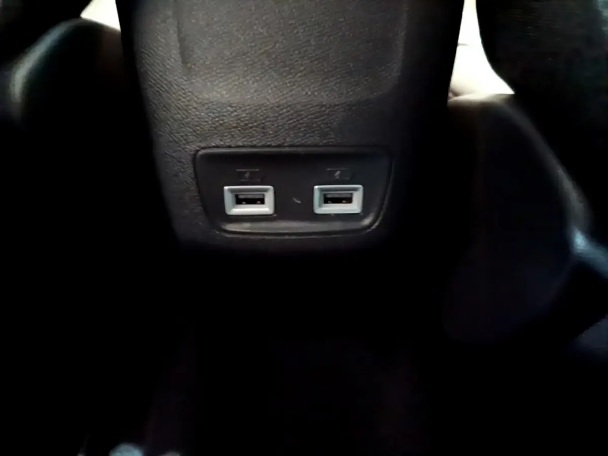 Prise double USB arrière noire dans l'habitacle du Peugeot 208 PureTech 100 S&S EAT8 Allure Pack 2022 gris foncé