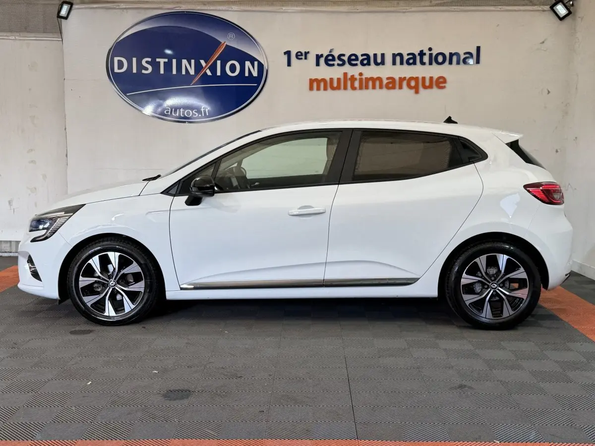 Profil droit d'une Renault Clio Business TCe 100 GPL blanche 2023 avec jantes alliage et rétroviseurs noirs.
