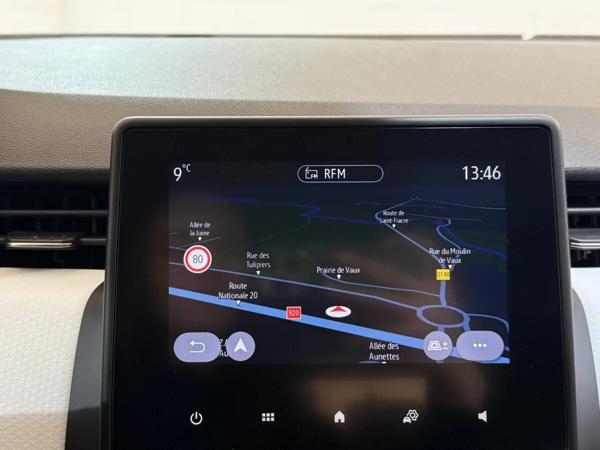 Écran tactile central de navigation 3D du tableau de bord Renault Clio Business blanc, vue intérieure frontale.