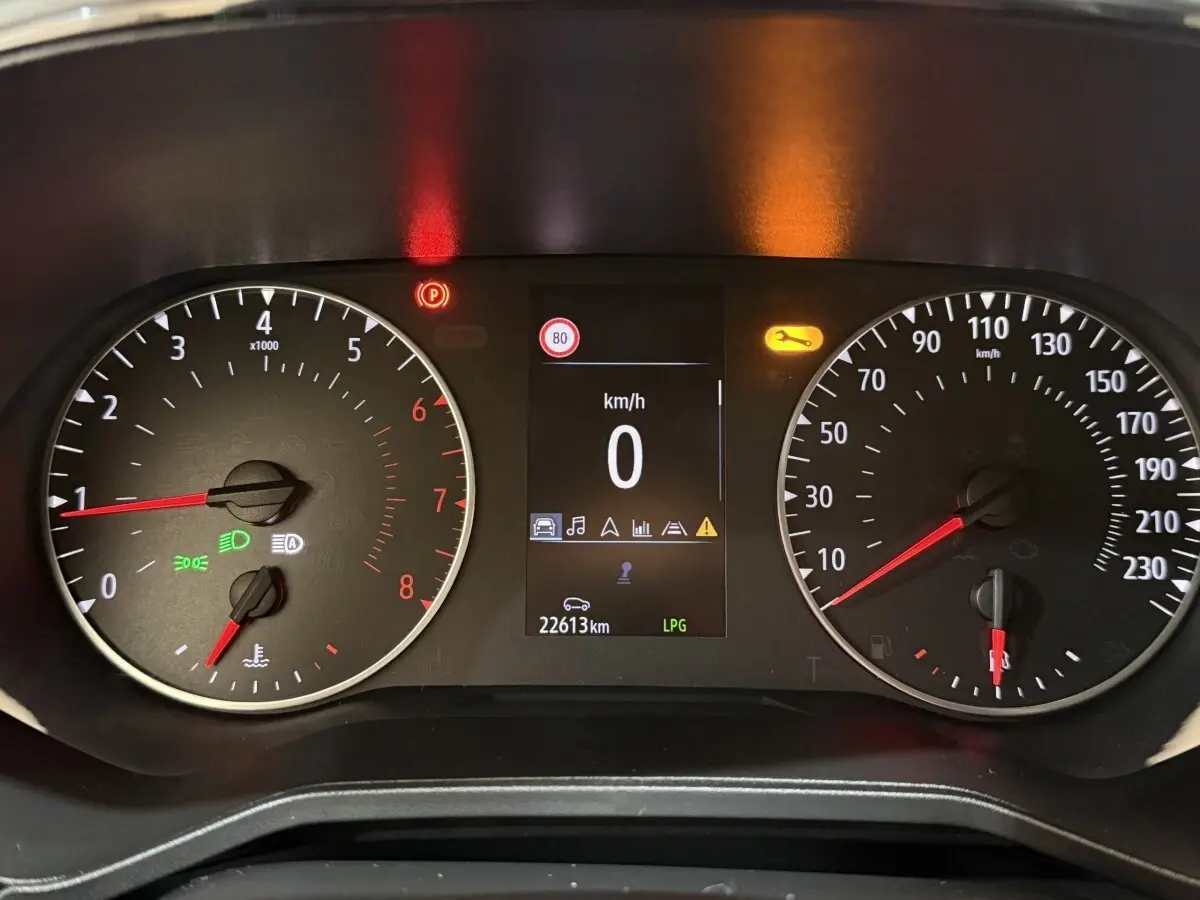 Tableau de bord de Renault Clio Business blanc 2023, affichage digital au centre avec compteur vitesse et régime moteur.