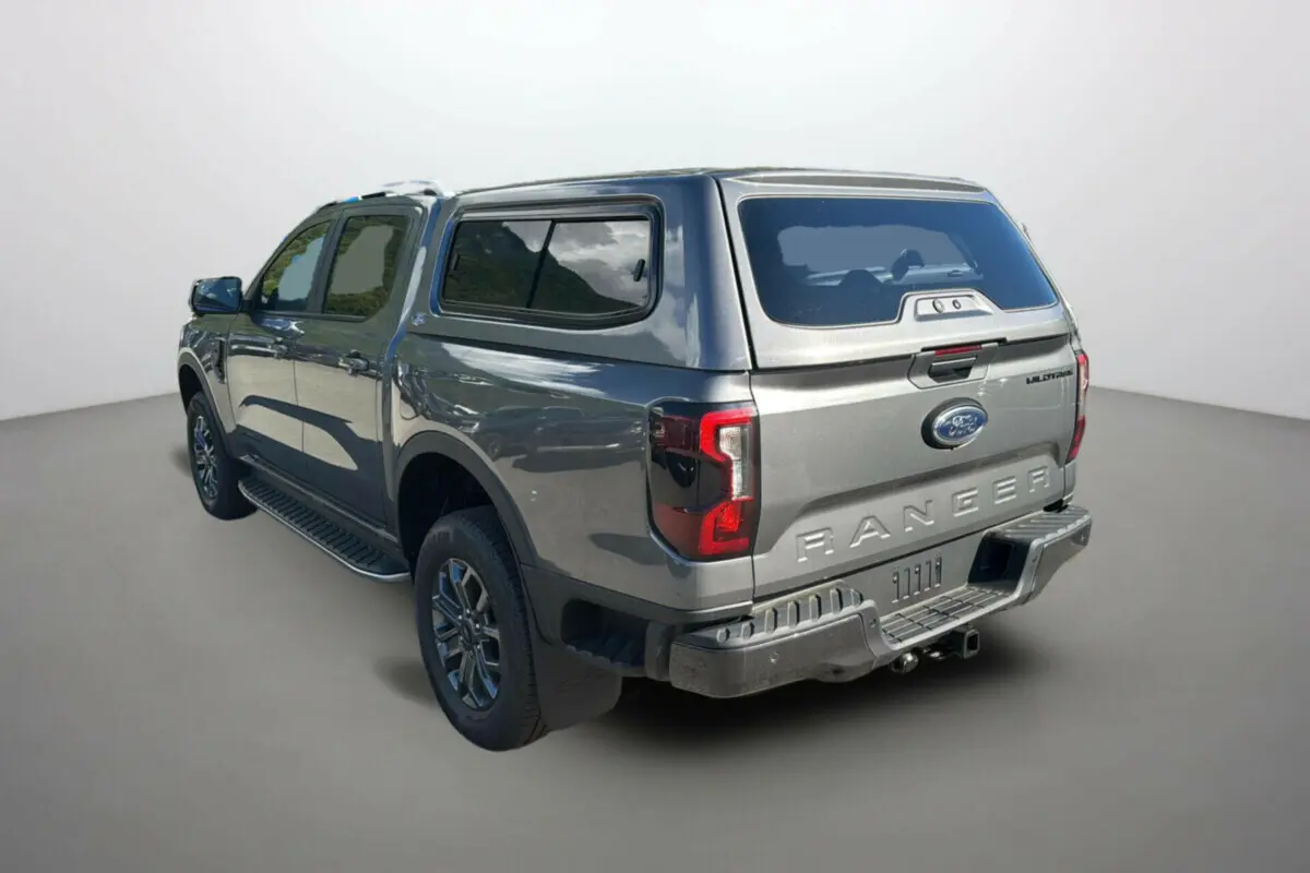 Ford Ranger Wildtrak gris carbone vu 3/4 arrière droit avec hard-top vitré et jantes alu 18 pouces.