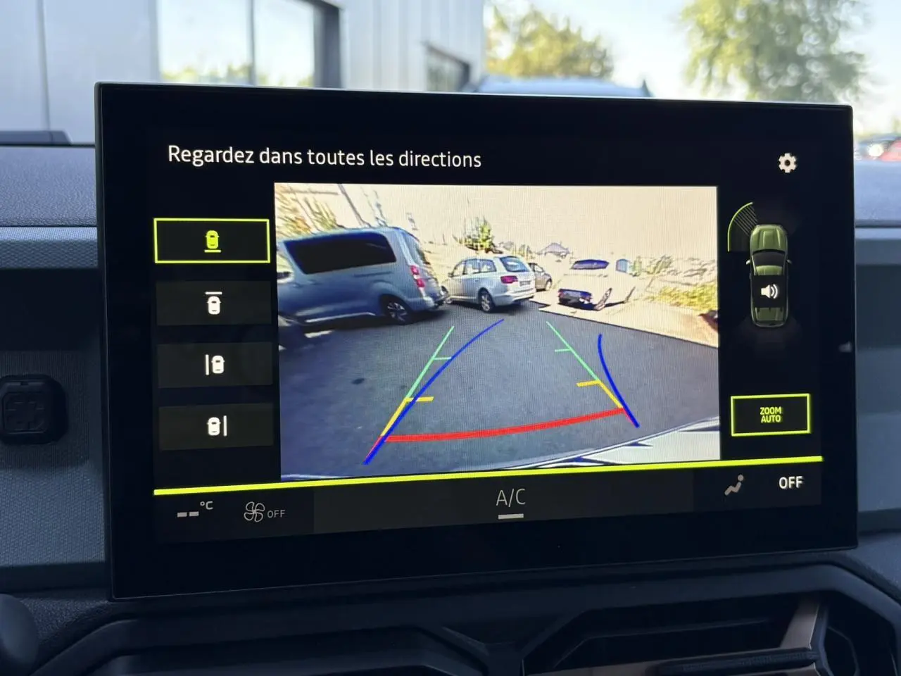 Écran tactile intérieur du Dacia Duster 2026 montrant la caméra multivues avec vue arrière et aides au stationnement.