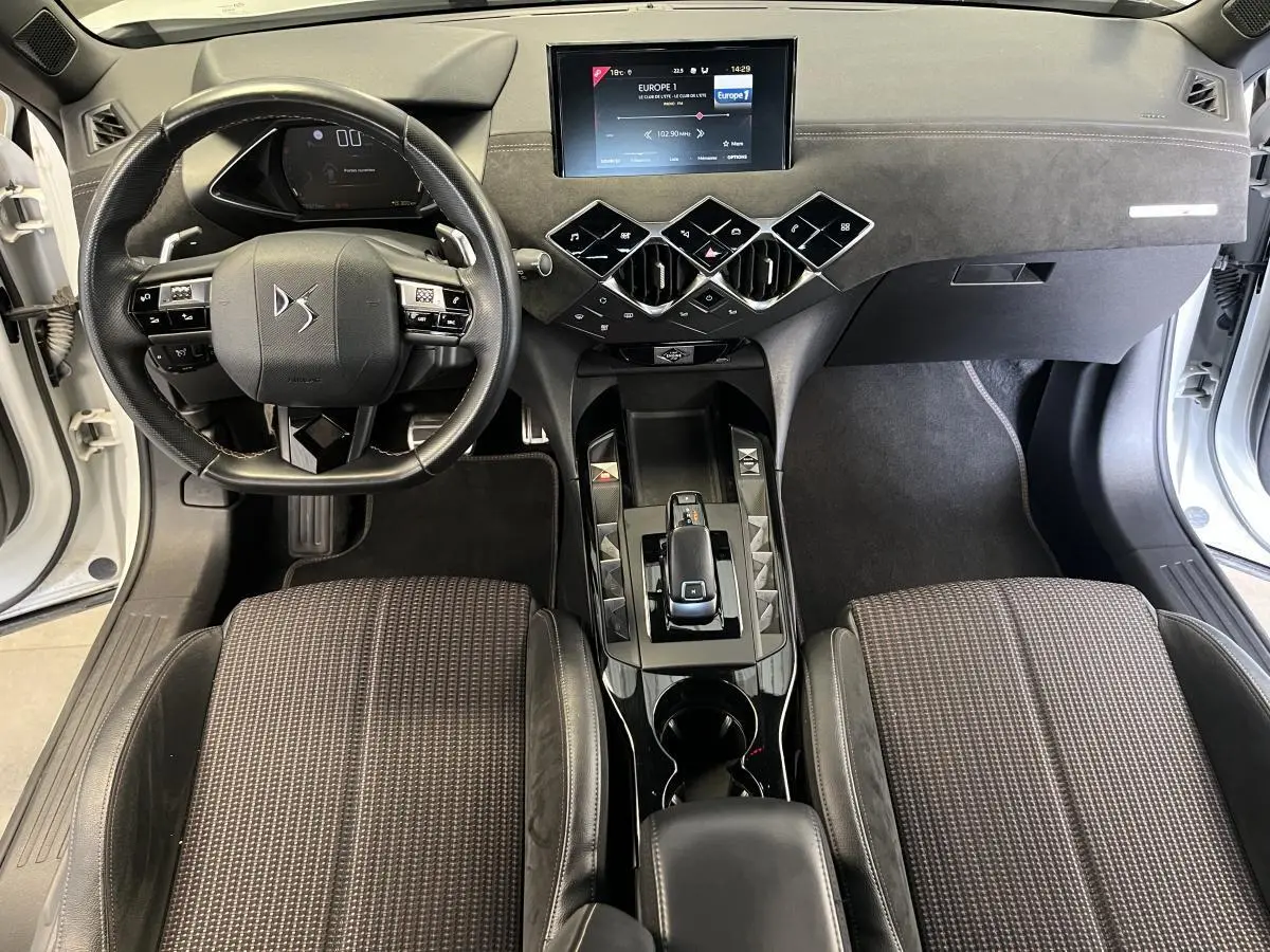 Intérieur du DS3 Crossback 2022, vue de dessus sur tableau de bord noir et sièges tissu Alcantara Performance Line.