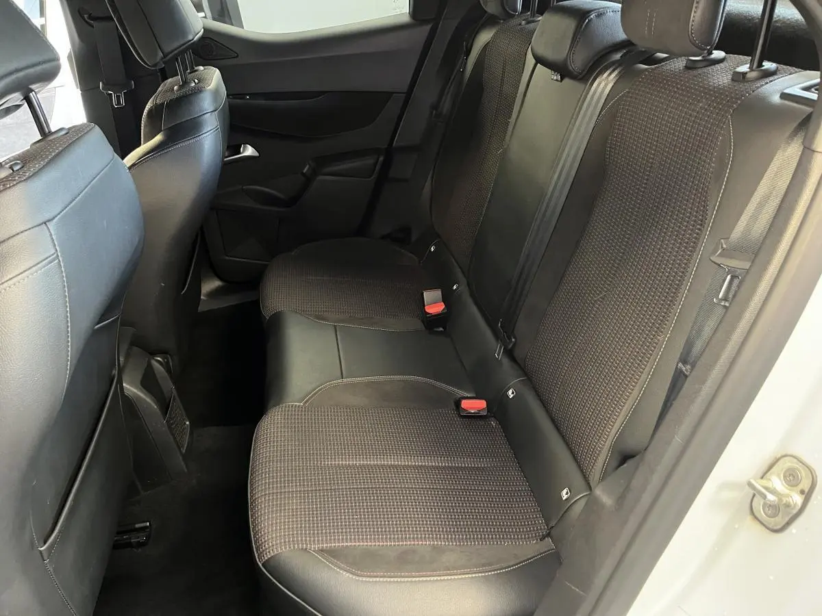 Vue côté droit de la banquette arrière noire en tissu et cuir dans un DS3 Crossback bi-ton blanc/noir 2022.
