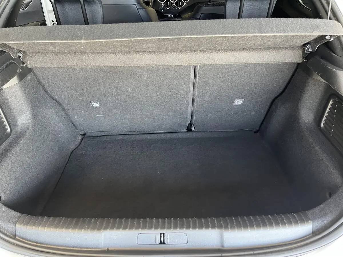 Coffre ouvert vu de l'arrière d'une DS3 Crossback 2022, intérieur noir avec cache-bagages relevé.