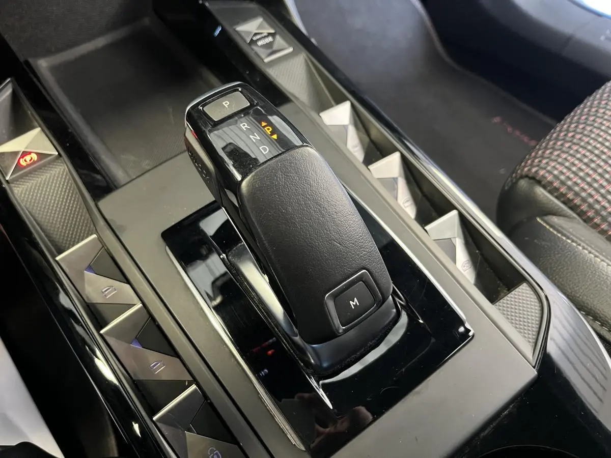 Le levier de vitesses automatique noir brillant de la DS3 Crossback 2022 vu en gros plan côté console centrale.