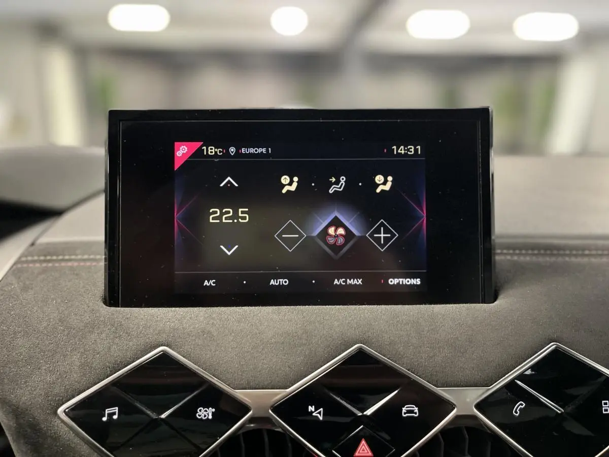 Écran tactile central affichant la climatisation à 22,5°C dans l'habitacle du DS3 Crossback bi-ton blanc/noir.
