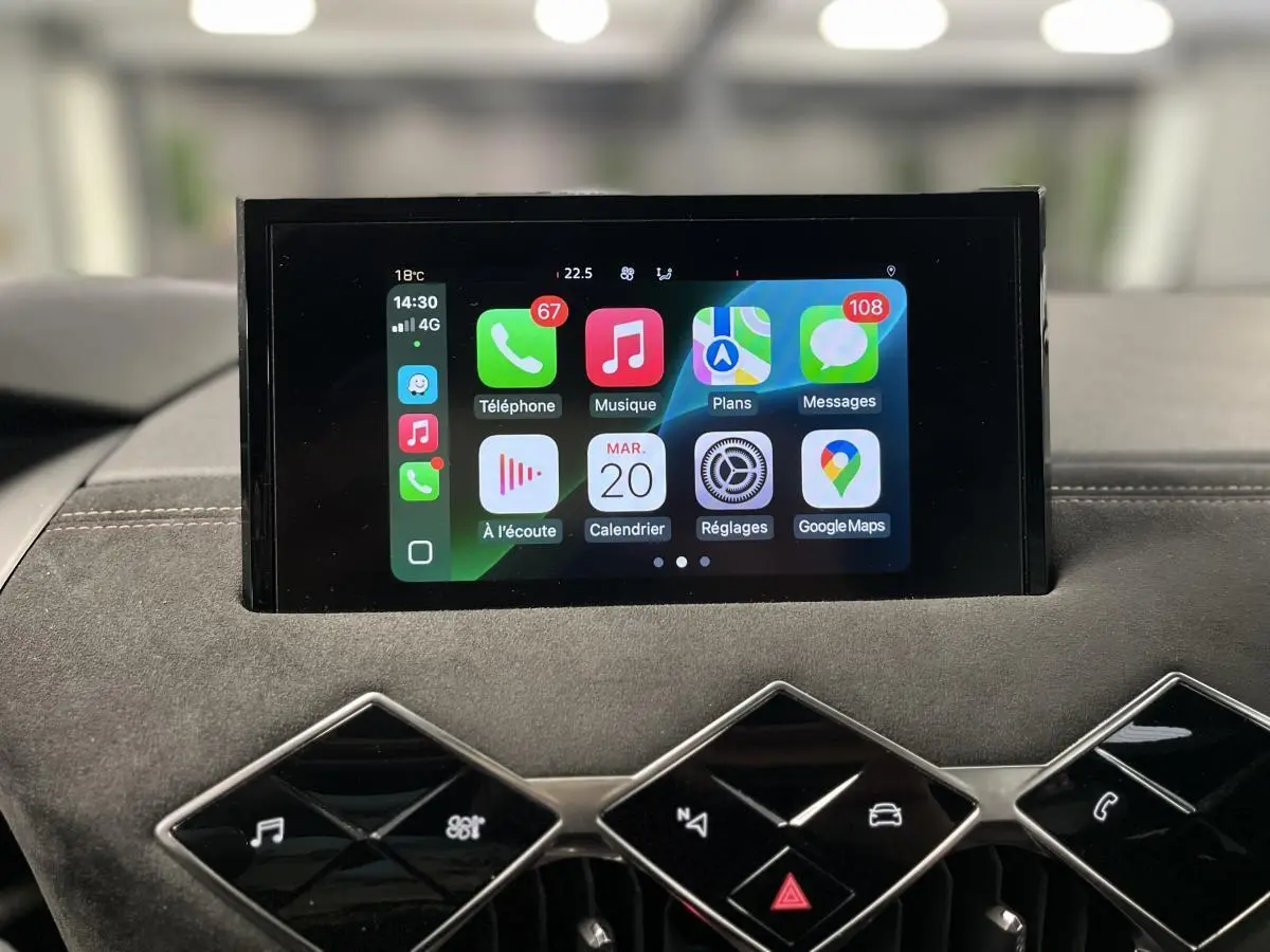 Écran tactile central avec interface Apple CarPlay sur tableau de bord en Alcantara noir du DS3 Crossback bi-ton blanc/noir.