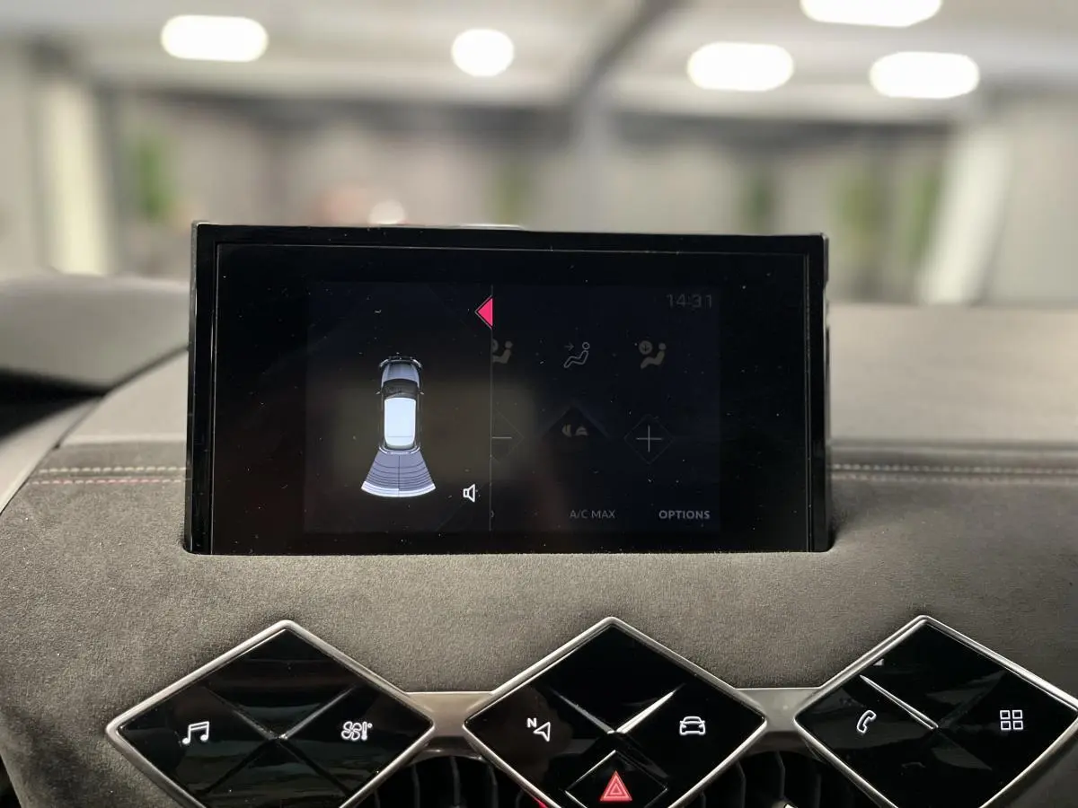 Écran tactile central affichant l'aide au stationnement sur tableau de bord en Alcantara gris du DS3 Crossback 2022.
