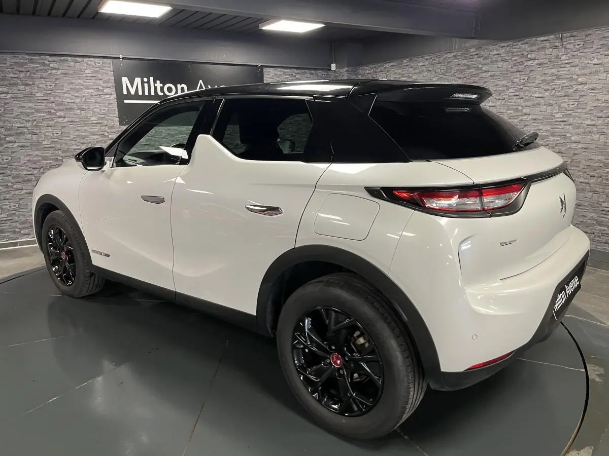 DS3 Crossback bi-ton blanc et noir vue 3/4 arrière droit avec jantes noires et toit noir brillant