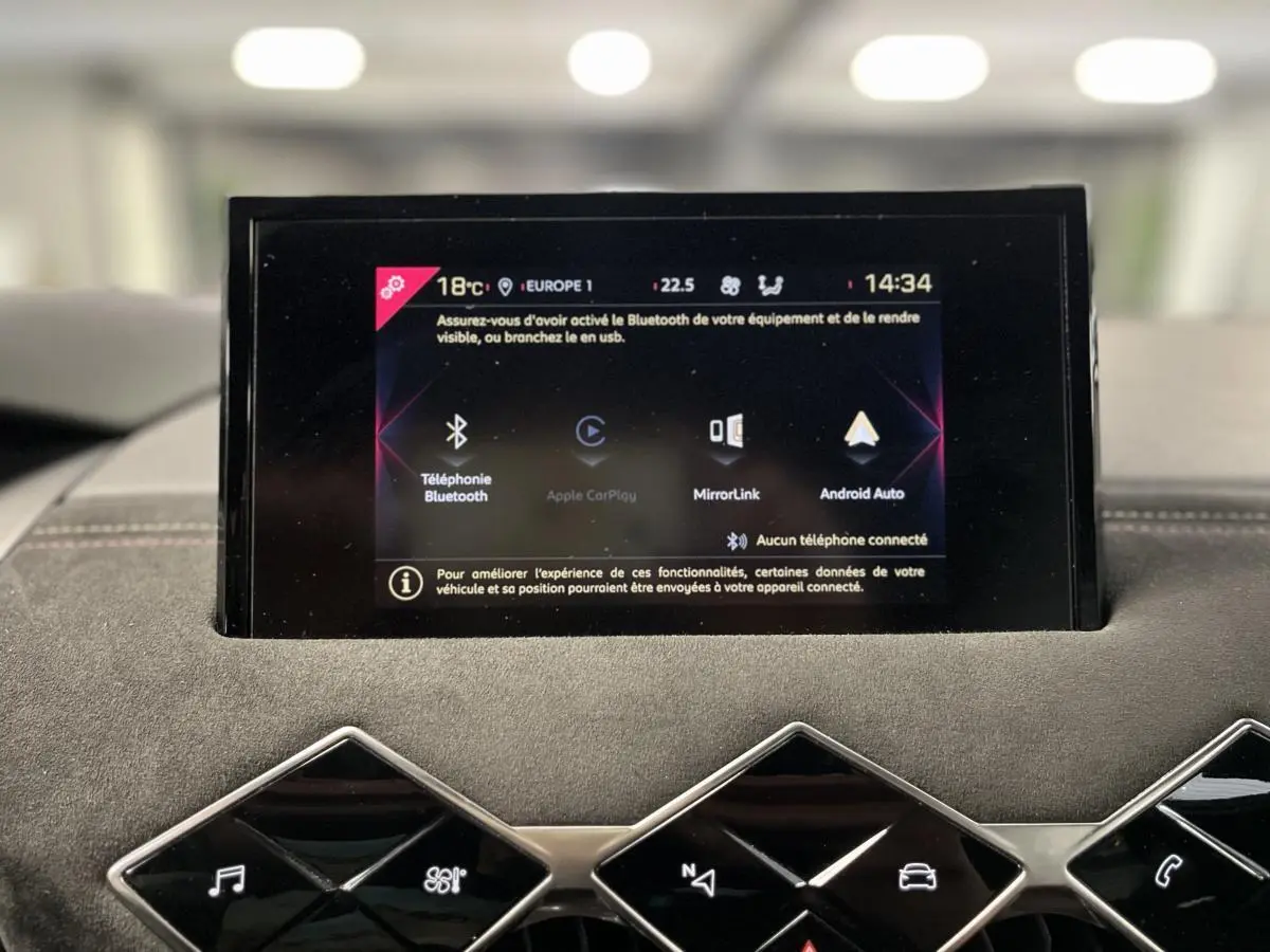 Écran tactile central affichant les options multimédia dans l'habitacle du DS3 Crossback blanc/noir 2022.