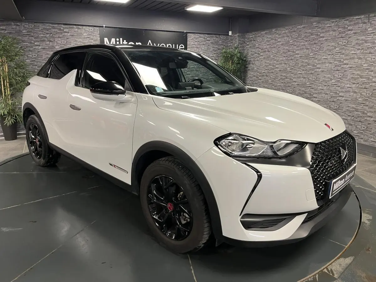 DS3 Crossback blanc et noir en 3/4 avant droit, avec calandre noire texturée et jantes alliage noires brillantes.