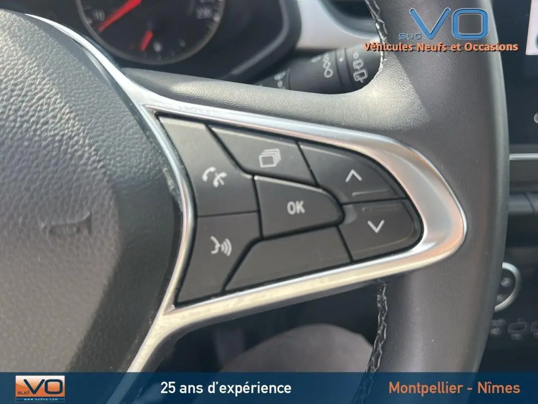 Gros plan sur les commandes multifonctions au volant du Renault Captur gris TCe 100 Business de 2020.