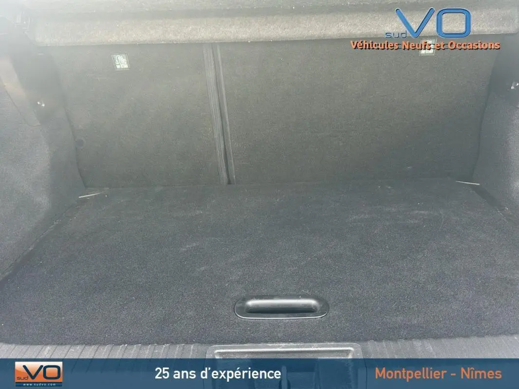 Vue intérieure du coffre spacieux et propre du Renault Captur gris TCe 100 Business de 2020, sans chargement visible.