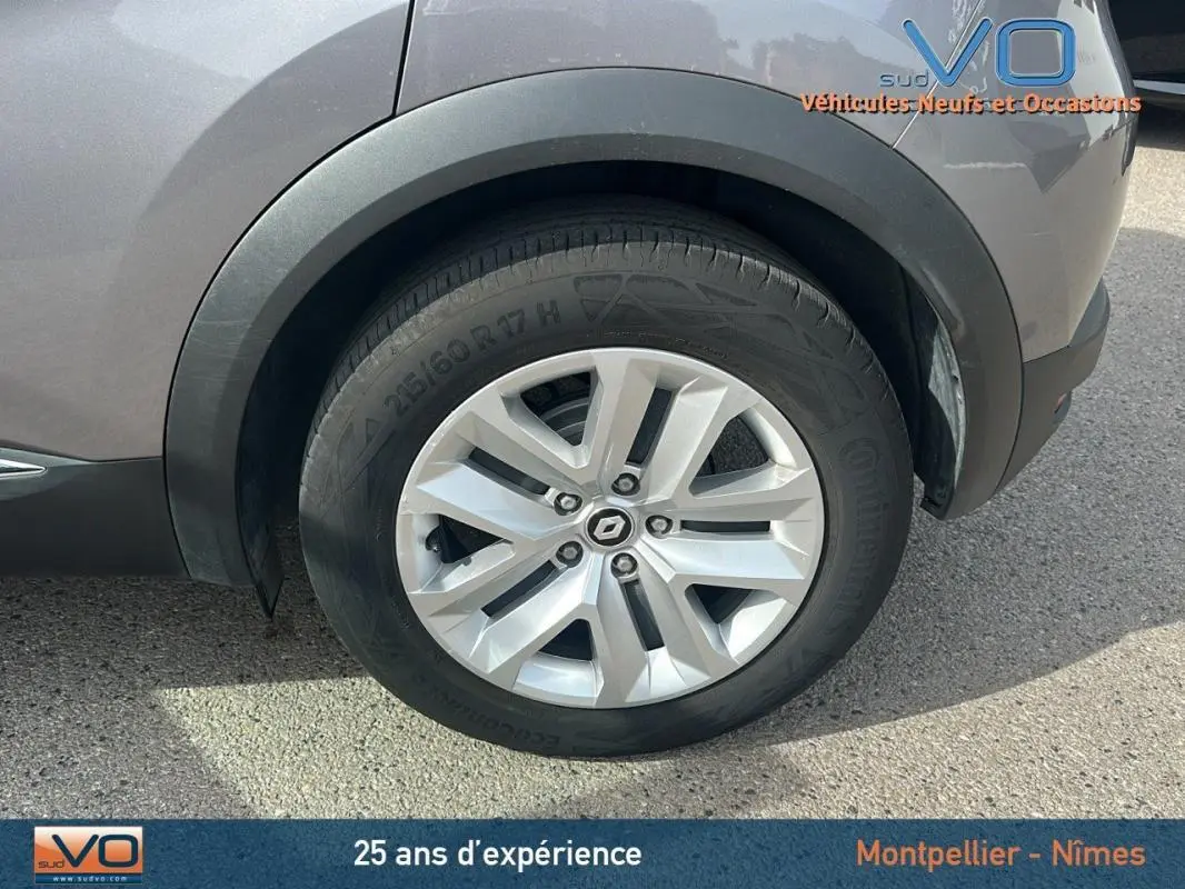 Gros plan sur la roue avant droite gris clair du Renault Captur TCe 100 Business 2020 avec jante alliage et logo Renault au centre.
