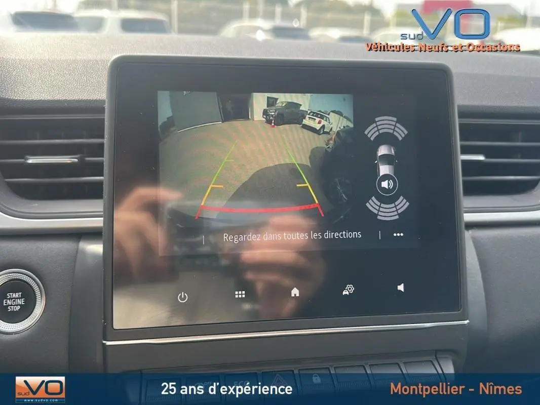 Écran central du Renault Captur TCe 100 Business 2020 montrant la caméra de recul et l'aide au stationnement active.