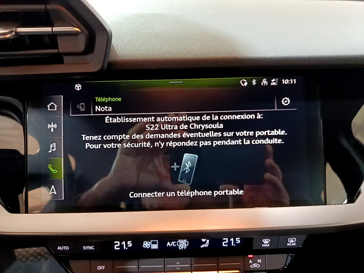 Écran tactile central affichant la connexion Bluetooth dans l'Audi A3 Business Line 35 TFSI bleu, vue intérieure frontale.