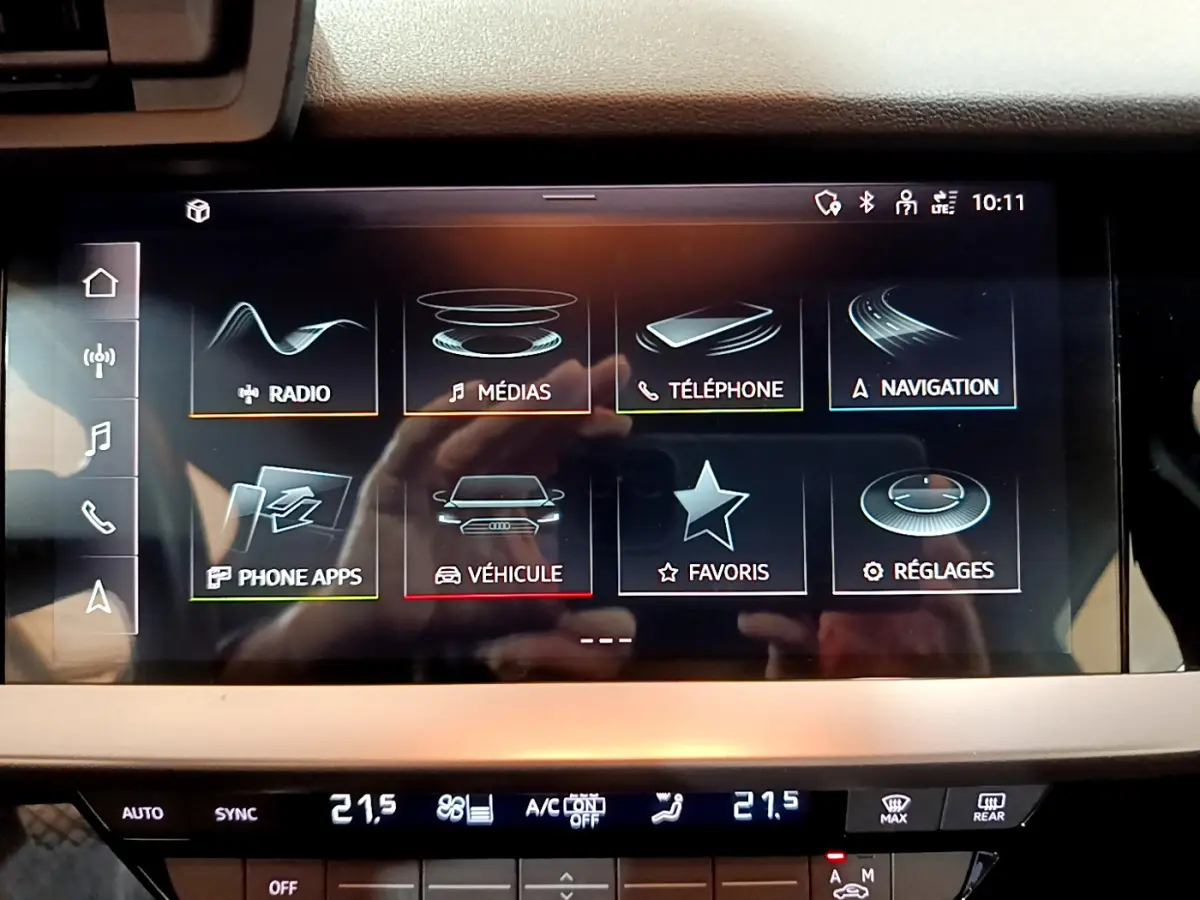Écran tactile central affichant les menus multimédias et navigation de l'Audi A3 Business Line 2023.