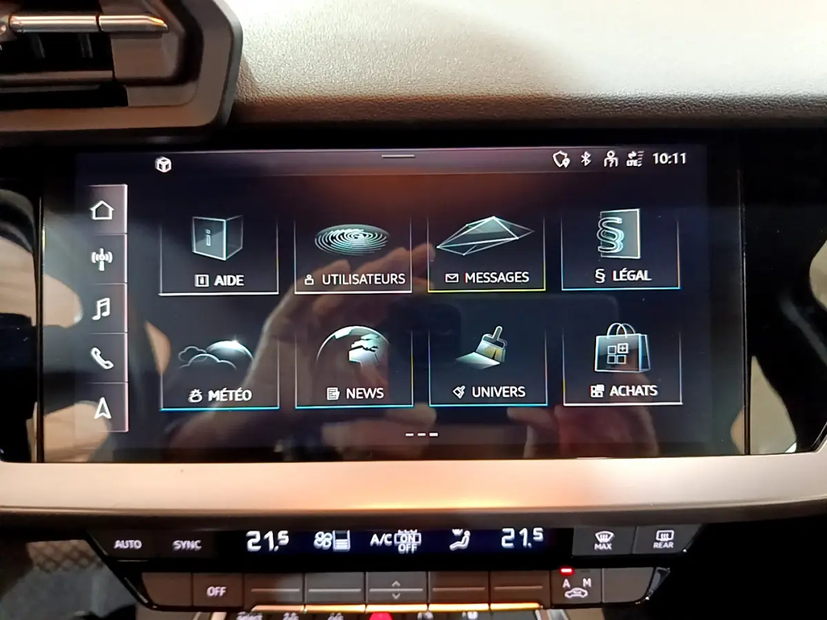 Écran tactile central de l'Audi A3 Business Line 2023 affichant le menu principal, vue intérieure frontale.