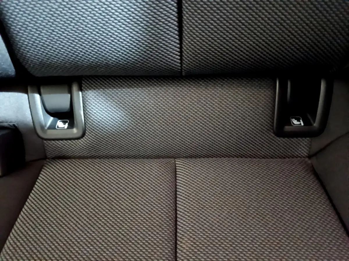 Gros plan sur la banquette arrière en tissu gris foncé de l'Audi A3 35 TFSI 150 MHEV Business Line 2023.