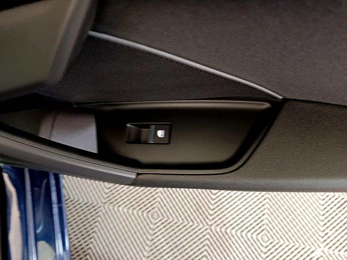 Bouton de verrouillage de fenêtre sur la portière côté gauche d'une Audi A3 bleu 35 TFSI 2023.
