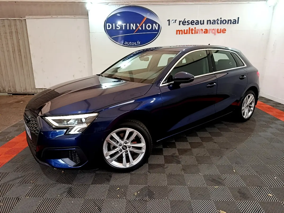 Audi A3 bleu 35 TFSI 150 MHEV Business Line vue 3/4 avant droit en intérieur showroom