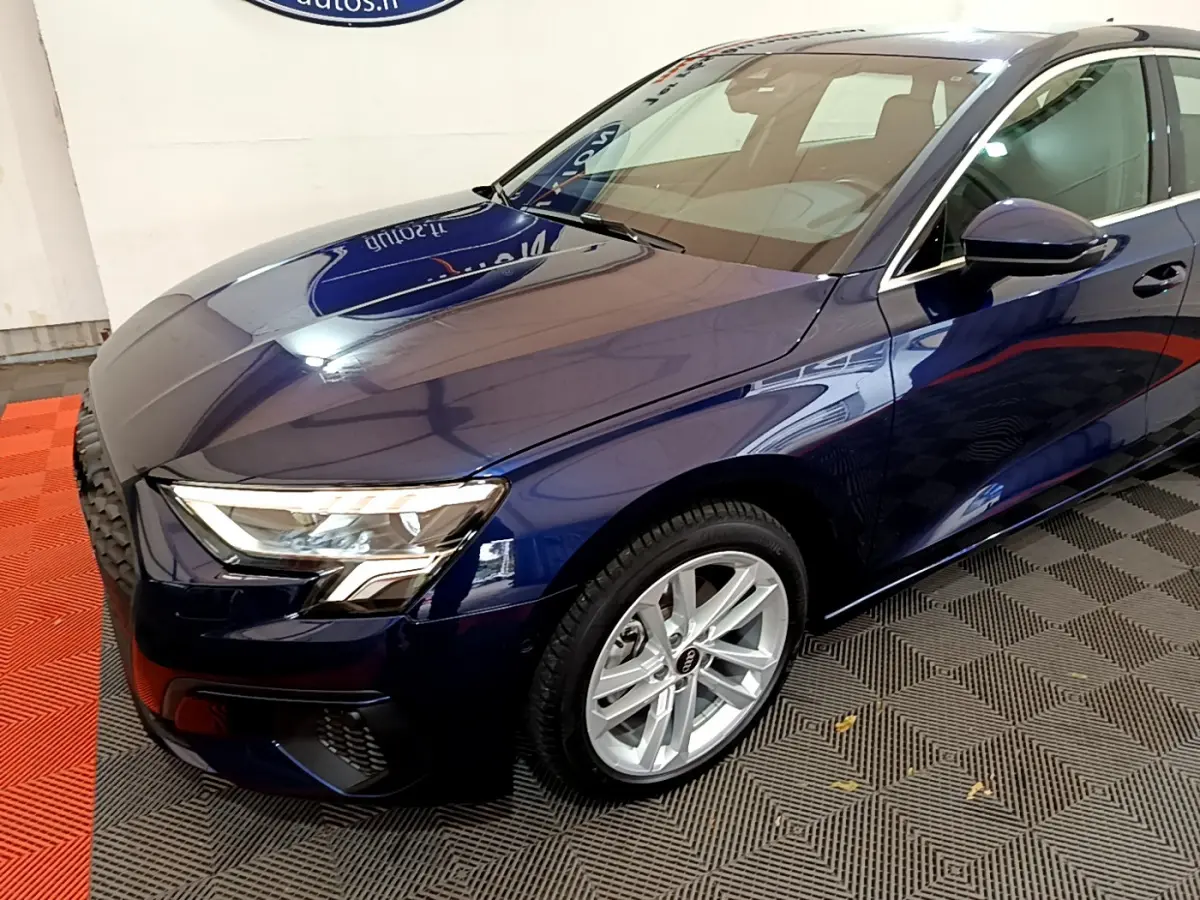 Audi A3 35 TFSI bleu vue 3/4 avant droit, mettant en valeur ses phares LED et jantes alliage argentées.