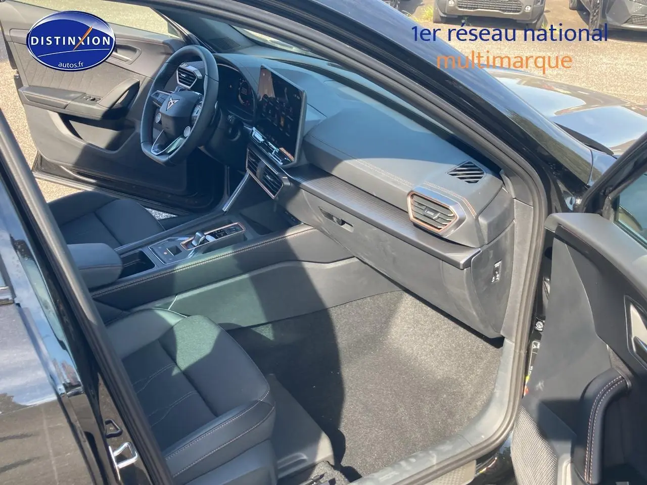 Vue intérieure côté passager avant du CUPRA Formentor noir midnight 2025, avec tableau de bord moderne et écran tactile central.