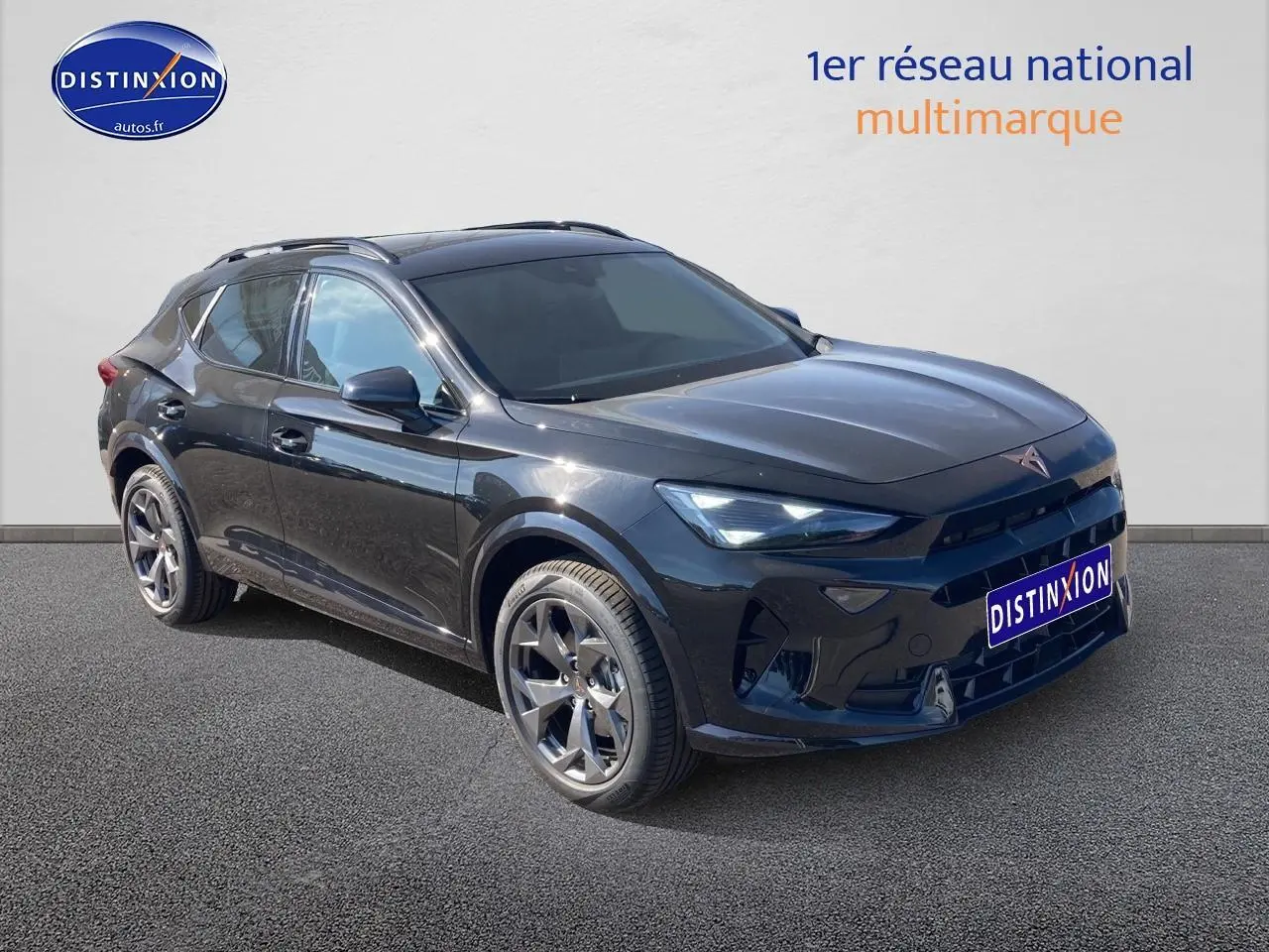 SUV CUPRA Formentor noir midnight en 3/4 avant droit avec jantes alu et barres de toit visibles.