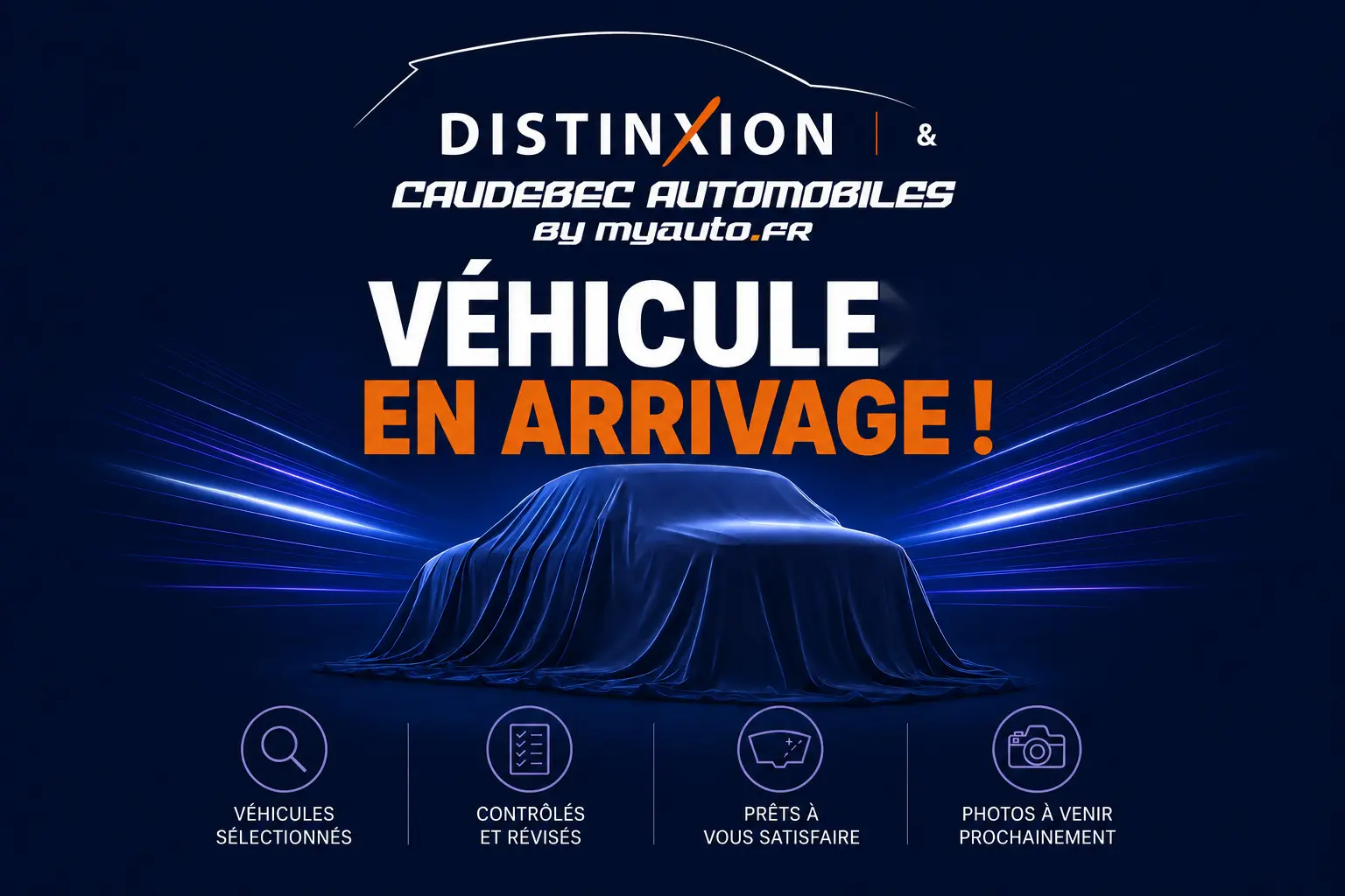 Silhouette d'un véhicule KIA Sportage 2024 sous une housse bleue, vue de profil dans un décor sombre lumineux.