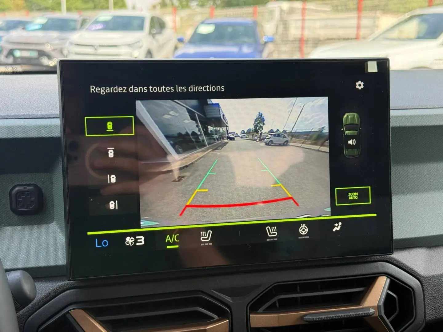 Écran tactile intérieur du Dacia Duster 2026 montrant la caméra de recul avec guidage de trajectoire.