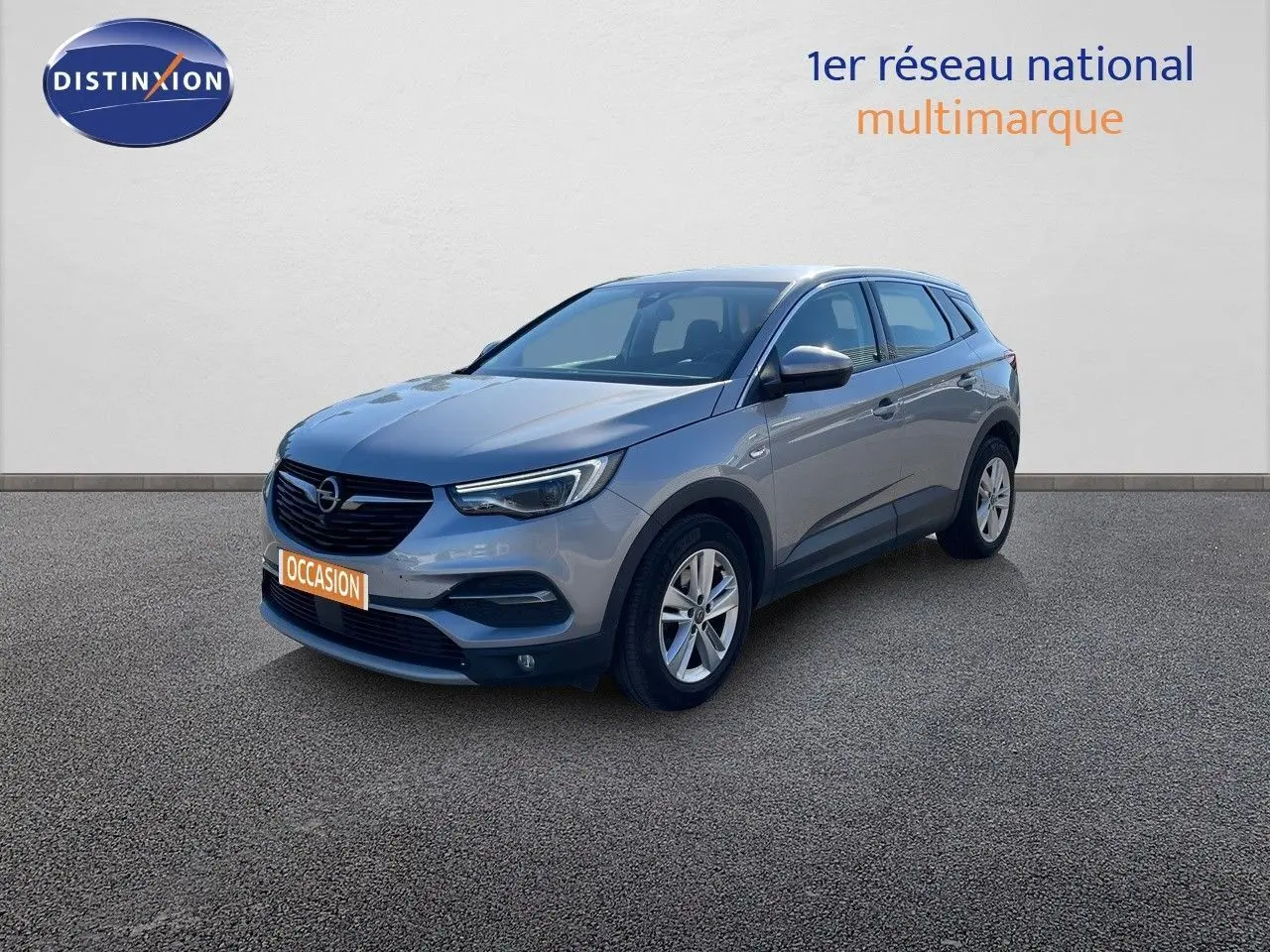 Opel Grandland X gris quartz métal en 3/4 avant droit, SUV compact avec jantes alliage et calandre noire.
