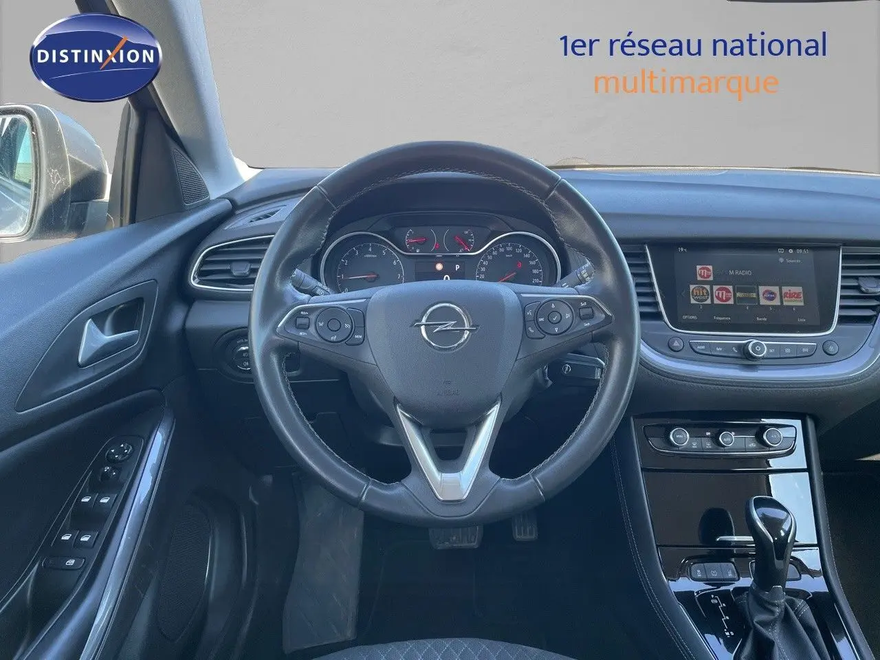 Intérieur de l'Opel Grandland X 2021 en vue frontale, volant cuir noir et tableau de bord avec écran tactile.