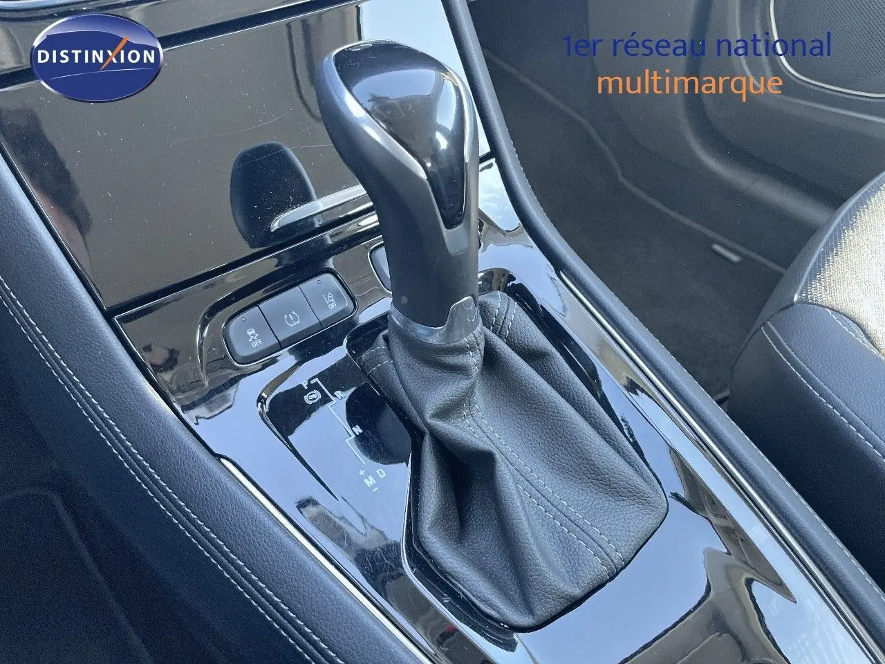 Le levier de vitesses automatique noir sur console brillante de l'Opel Grandland X gris quartz, vue intérieure rapprochée.