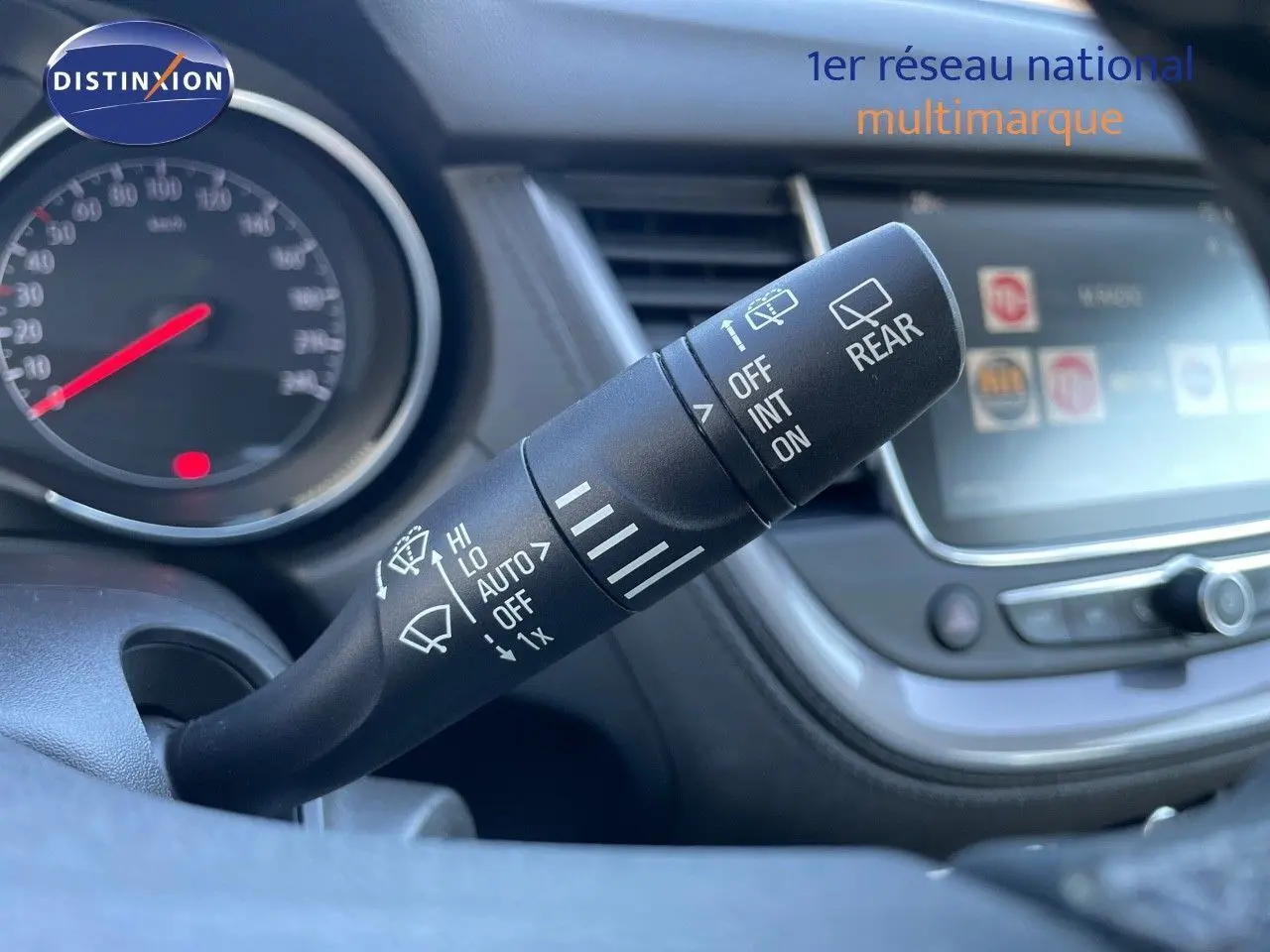 Gros plan sur la commande des essuie-glaces dans l'habitacle gris d'un Opel Grandland X 2021.