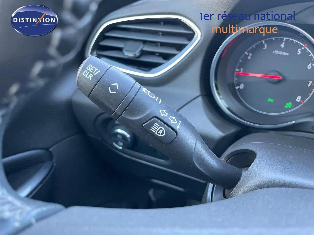 Gros plan sur la commande de clignotant à gauche du tableau de bord d'un Opel Grandland X gris quartz metal.