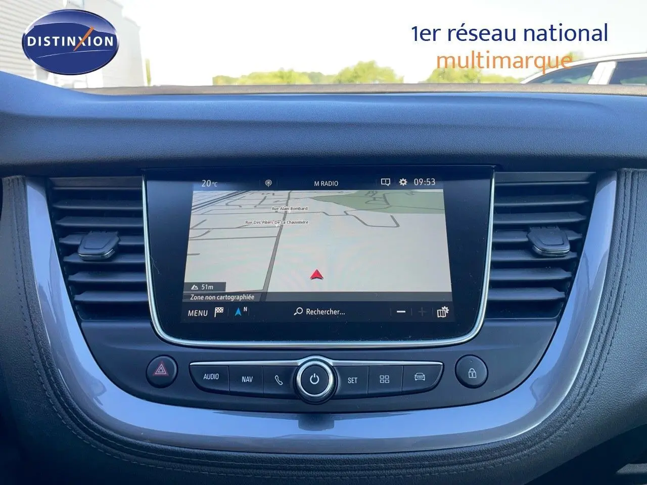 Vue rapprochée de l'écran tactile central du tableau de bord de l'Opel Grandland X gris quartz, affichant la navigation GPS.