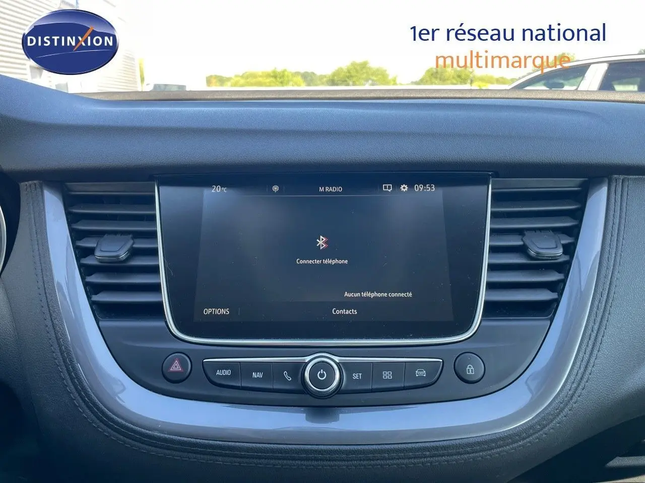 Écran tactile central et tableau de bord gris quartz métal de l'Opel Grandland X 1.5D 130CH BVA8 en vue frontale rapprochée.