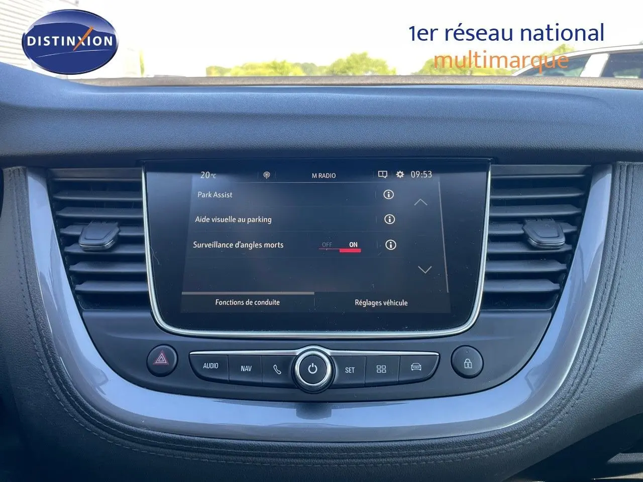 Écran tactile central du tableau de bord de l'Opel Grandland X gris quartz, affichant les aides à la conduite.