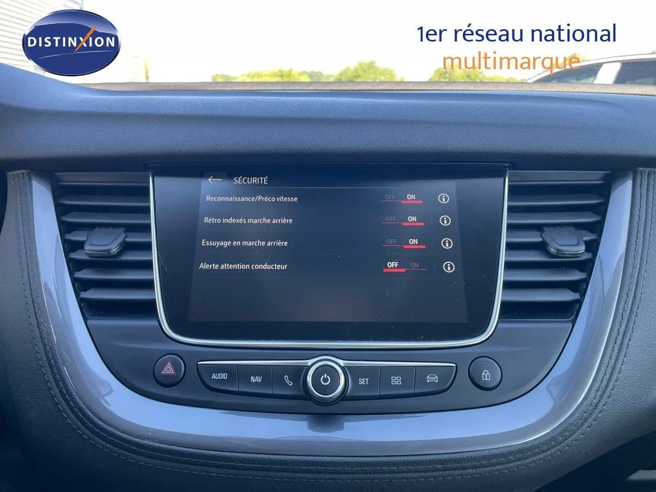 Tableau de bord de l'Opel Grandland X 2021 en gris quartz métal, affichant les réglages de sécurité sur l'écran central tactile.