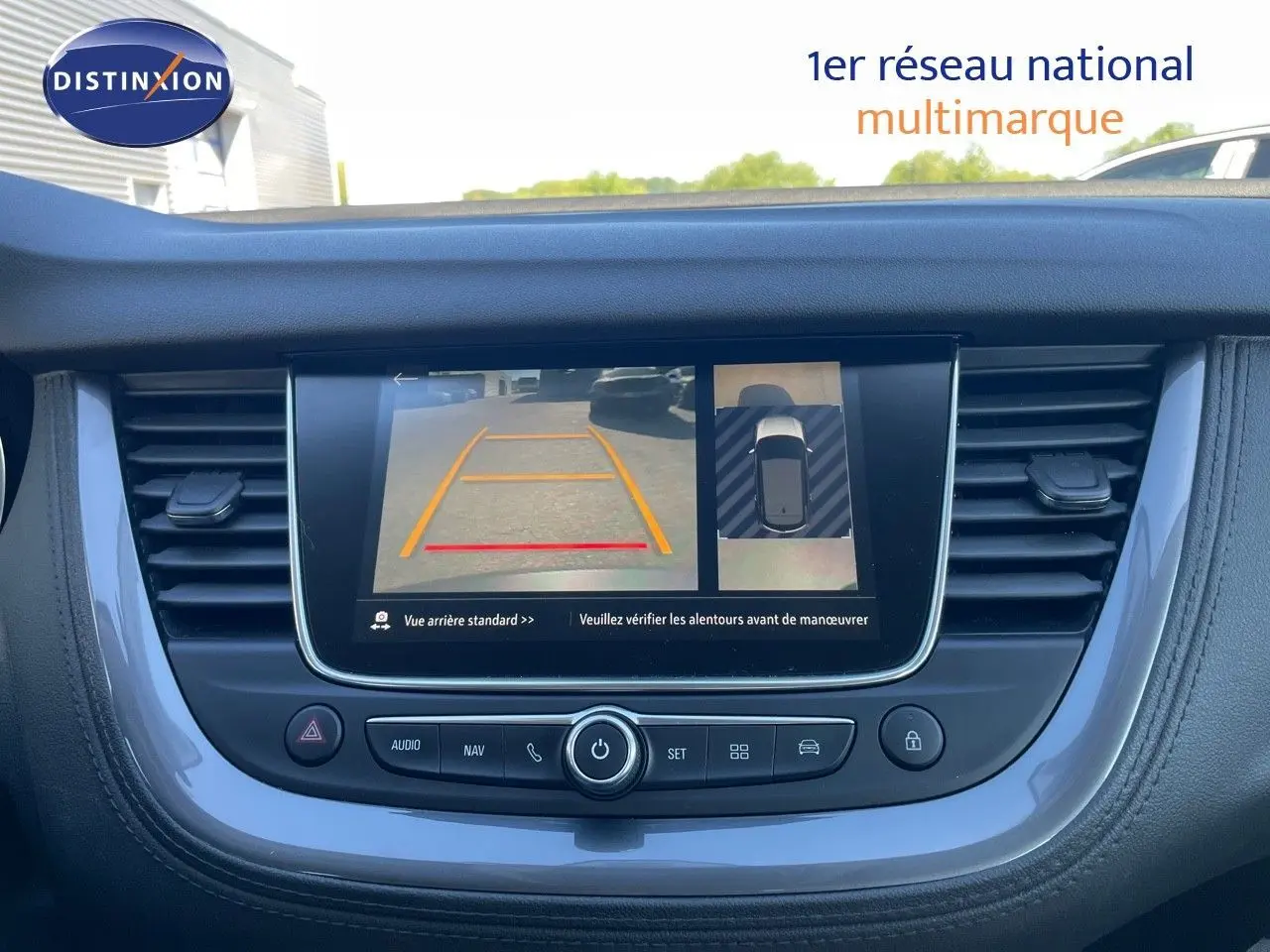 Écran central de l'Opel Grandland X 2021 montrant la caméra de recul avec lignes de guidage en orange et rouge.