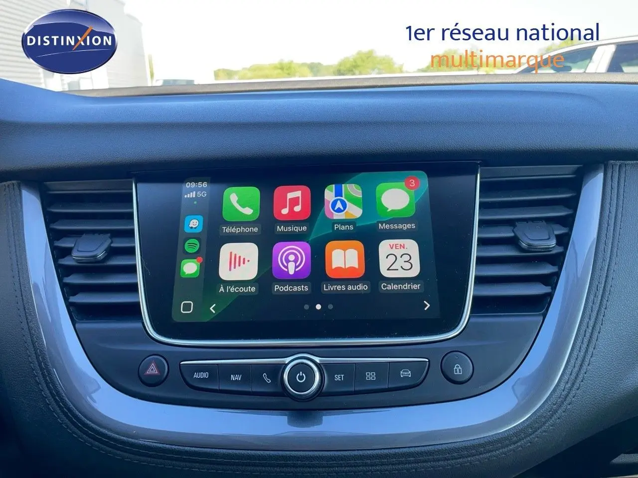 Écran tactile central allumé avec interface Apple CarPlay dans l'habitacle d'un Opel Grandland X gris quartz metal.