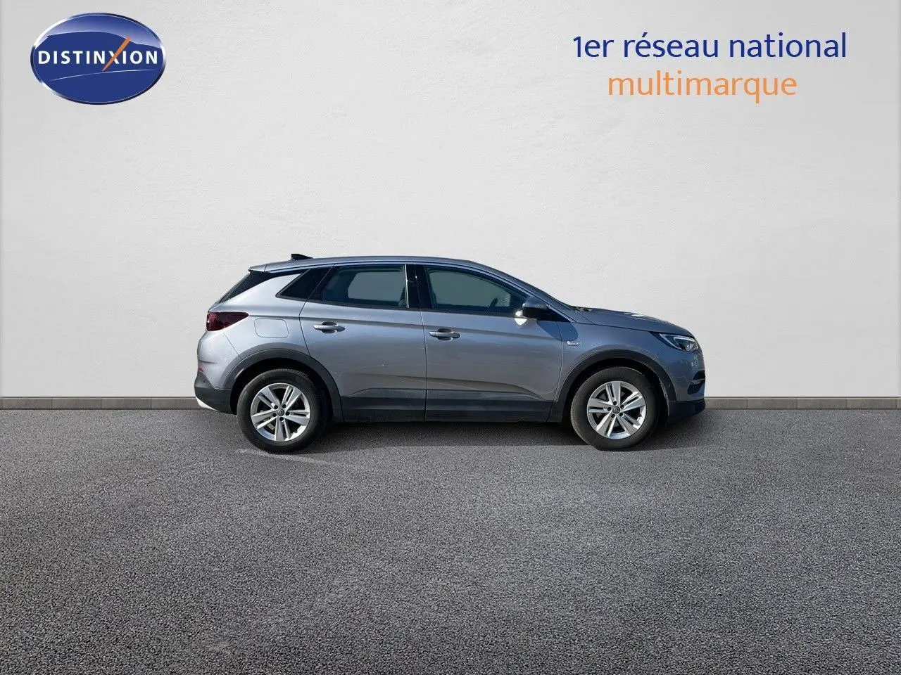 Profil côté gauche d'un Opel Grandland X gris quartz métal, SUV compact cinq portes sur fond neutre.